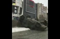 Embedded thumbnail for В центре Перми автомобиль опрокинулся на крышу 